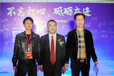 福建省工商联（总商会）会长曹晖（中间）与施忠旗董事长、开云手机(中国)官方网站施浩副总经理合影